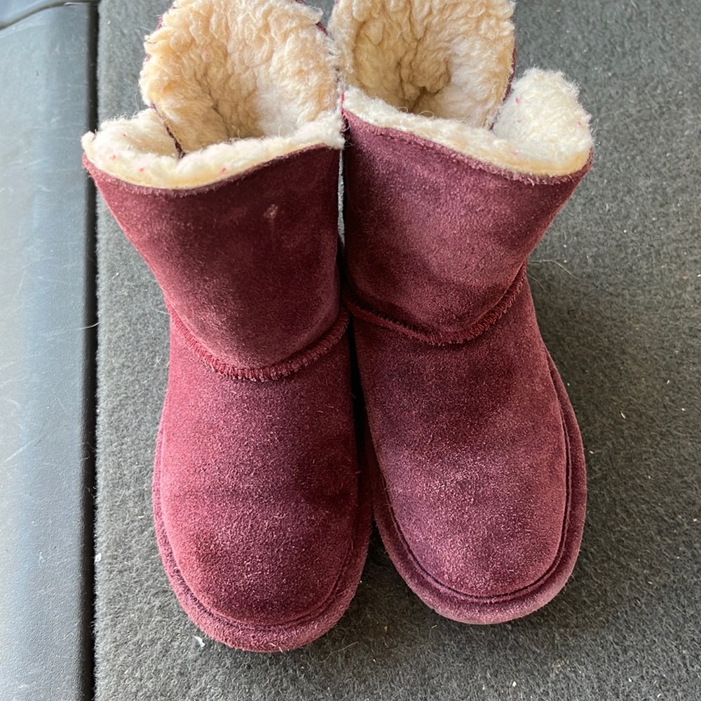 Barely worn, purple Bear’s Paw toddler size 9